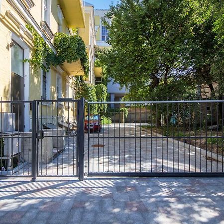 Self Check-In Apartments Near Landscape Alley Kiev Exterior foto